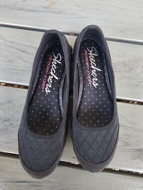 Skechers Memory Foam  Slip-On Shoes, Size 7 Black Pre-owned.